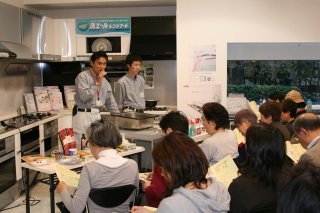 年末の大掃除を前に、クリナップ<7955>(東1)が行ったアンケート調査の結果、主婦の88.9%が、家庭での大掃除で手間のかかる場所のNo.1にあげたのが「キッチン」だという。 年末の大掃除を前に、クリナップ<7955>(東1)が行ったアンケート調査の結果、主婦の88.9%が、家庭での大掃除で手間のかかる場所のNo.1にあげたのが「キッチン」だという。