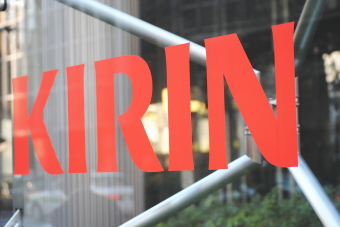 キリンホールディングス<2503>(東1)は、5円高の1173円と小反発している。前日10日にベトナムの清涼飲料中堅メーカー、インターフード社の株式を57.25%取得したと発表、前日にNYダウが急続落、全般相場が波乱展開する市場環境下で、同社の長期経営計画で目指しているアジア・オセアニアでのリーディングカンパニー達成が、スピードアップするとして買い評価されている。 キリンホールディングス<2503>(東1)は、5円高の1173円と小反発している。前日10日にベトナムの清涼飲料中堅メーカー、インターフード社の株式を57.25%取得したと発表、前日にNYダウが急続落、全般相場が波乱展開する市場環境下で、同社の長期経営計画で目指しているアジア・オセアニアでのリーディングカンパニー達成が、スピードアップするとして買い評価されている。