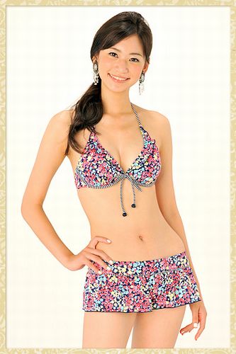 新作の水着を着る東レの2011年水着キャンペーンガール　西田有沙さん
