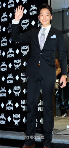 韓国の歌手兼俳優ピ（RAIN）が「キスしたくなる美男」のオンライン投票で1位を独走している。