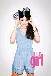 KARAのカン・ジヨンが、ファッション雑誌「ELLE　Girl」の7月号で初の単独写真集を発表した。