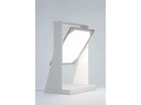 ルミオテックの有機EL照明器具 卓上⽤の「VANITY(バニティー)」ホワイト1タイプ5万5,000円。 ルミオテックの有機EL照明器具 卓上⽤の「VANITY(バニティー)」ホワイト1タイプ5万5,000円。