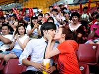 ＜負けてたまるか！＞チェ・ジウ＆ユン・サンヒョン、野球場で出会っていきなり初キス！ 