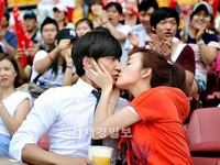 韓国MBCの水・木ドラマ「負けてたまるか！」（脚本イ・スクジン、演出イ・ジェドン）主演のチェ・ジウとユン・サンヒョンが蚕室（チャムシル）野球場で初キスをした。写真=韓国MBC
