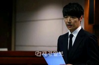 韓国MBCの水木ドラマ「負けてたまるか」の主演俳優ユン・サンヒョンがゴージャスなキャラクターに良く似合う俳優として証明された。