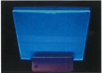 帝人化成らが開発した放射線が当たると発光するプラスチック「シンチレックス」の発光試験中の写真。
