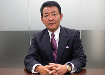 回復傾向にあるとはいえ厳しい不動産業界。中古ビル再生事業において、すばらしい1人当り売上と利益を誇るイントランス<3237>(東マ)。その秘密は、「知恵と信用と忍耐」を武器とした経営。同社の麻生正紀社長に聞いた。 回復傾向にあるとはいえ厳しい不動産業界。中古ビル再生事業において、すばらしい1人当り売上と利益を誇るイントランス<3237>(東マ)。その秘密は、「知恵と信用と忍耐」を武器とした経営。同社の麻生正紀社長に聞いた。