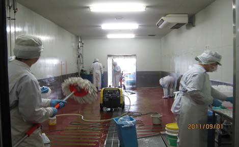 仙台マーチャンダイジングセンターにおける殺菌・消毒、清掃の様子（写真提供：すかいらーく）