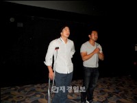 クォン・サンウ、松葉杖で映画『痛み』の舞台あいさつ