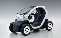 日産自動車が公道走行で実証実験を行う2人乗りの電動小型車両「NISSAN New Mobility CONCEPT」(写真提供:日産自動車) 日産自動車が公道走行で実証実験を行う2人乗りの電動小型車両「NISSAN New Mobility CONCEPT」(写真提供:日産自動車)
