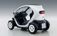日産自動車が公道走行で実証実験を行う2人乗りの電動小型車両「NISSAN New Mobility CONCEPT」(写真提供:日産自動車) 日産自動車が公道走行で実証実験を行う2人乗りの電動小型車両「NISSAN New Mobility CONCEPT」(写真提供:日産自動車)
