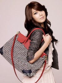 少女時代をモデルに起用した宝石企業『J.ESTINA』の広告カットの一部が公開され、話題となっている。 少女時代をモデルに起用した宝石企業『J.ESTINA』の広告カットの一部が公開され、話題となっている。