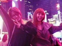 韓国女性歌手G.NAは11日、自身のツイッターに「タイムスクエアで4Minuteのナム・ジヒョンと一緒に。一日目はこのように夢ゆめうつつに」というコメントと共に写真をアップした。 韓国女性歌手G.NAは11日、自身のツイッターに「タイムスクエアで4Minuteのナム・ジヒョンと一緒に。一日目はこのように夢ゆめうつつに」というコメントと共に写真をアップした。