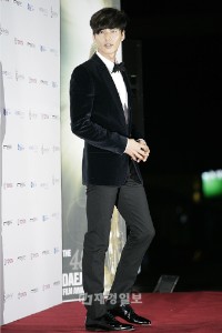 韓国の人気俳優ウォンビンが17日、韓国ソウル光化門の世宗文化会館で行われた「第48回大鐘賞映画祭」で圧倒的な投票数を得てトヨタ人気賞を受賞した。 韓国の人気俳優ウォンビンが17日、韓国ソウル光化門の世宗文化会館で行われた「第48回大鐘賞映画祭」で圧倒的な投票数を得てトヨタ人気賞を受賞した。