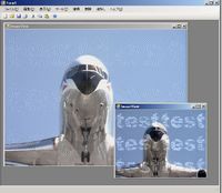 「動画電子透かし技術」のサンプル（左：潜像入り画像、右下：コピーによって潜像が現れた画像）（画像提供：日立製作所）