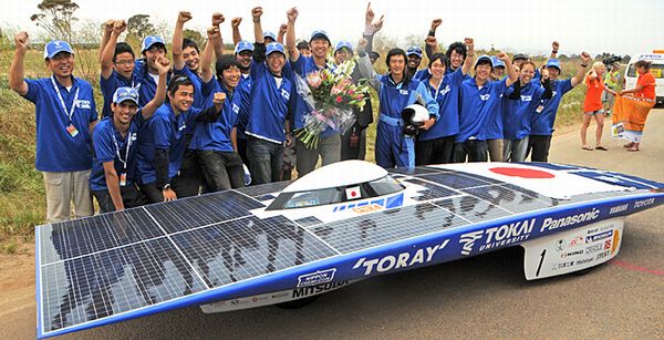 [写真]パナソニック、ソーラーカー世界大会で優勝した東海大チームにHIT太陽電池など提供 太陽電池・太陽光発電 財経新聞