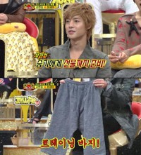 韓国の人気歌手キム・ヒョンジュンが、グレーの同じズボンを30着購入したという驚愕の事実を語った。