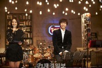 韓国の人気男性歌手イ・スンギが、自身の音楽番組で5thアルバム『TONIGHT』に収録されている新曲『友達じゃないか』の初ライブステージを行なうというニュースがファンの関心を集めている。写真=CJ E&M