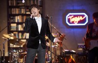 韓国の人気男性歌手イ・スンギが、自身の音楽番組で5thアルバム『TONIGHT』に収録されている新曲『友達じゃないか』の初ライブステージを行なうというニュースがファンの関心を集めている。写真=CJ E&M
