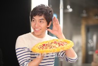 韓国ピザハットが専属モデルのイ・スンギと3年連続で契約を交わした。写真＝ピザハット