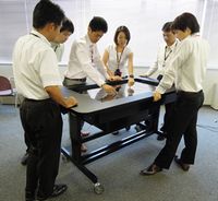 大型タブレット端末「X-info Table(クロスインフォテーブル)」 (写真提供:NEC) 大型タブレット端末「X-info Table(クロスインフォテーブル)」 (写真提供:NEC)