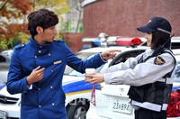 韓国MBC水木ドラマ『私も花』のイ・ジアが明るい笑顔でユン・シユンにコーヒーを差し出す姿が捉えられ話題となった。