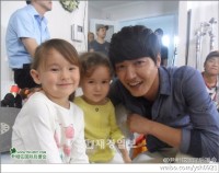 ユン・サンヒョン、広告撮影で子供たちと天真爛漫な笑顔