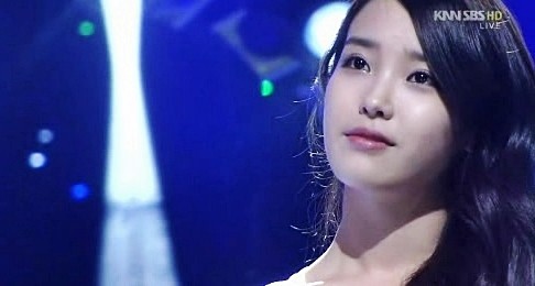 韓国の人気歌手IU（アイユー）が、ステージで驚きのパフォーマンスを披露した。写真=韓国SBS放送キャプチャー