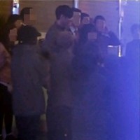 12日、インターネットコミュニティサイトでウォンビンが梨泰院のクラブにいる写真が公開された。写真=オンラインコミュニティー
12日、インターネットコミュニティサイトでウォンビンが梨泰院のクラブにいる写真が公開された。写真=オンラインコミュニティー