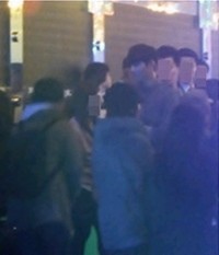 12日、インターネットコミュニティサイトでウォンビンが梨泰院のクラブにいる写真が公開された。写真=オンラインコミュニティー 12日、インターネットコミュニティサイトでウォンビンが梨泰院のクラブにいる写真が公開された。写真=オンラインコミュニティー