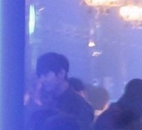 12日、インターネットコミュニティサイトでウォンビンが梨泰院のクラブにいる写真が公開された。写真=オンラインコミュニティー 12日、インターネットコミュニティサイトでウォンビンが梨泰院のクラブにいる写真が公開された。写真=オンラインコミュニティー