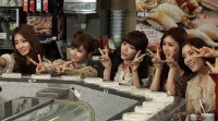 人気ガールズグループ「T-ARA」（ティアラ）がMCを務めるバラエティ番組「T-ARAの花美男たち」で、イケメンを探すために日本へ向かった。写真=韓国SBS