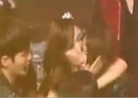 最近、あるオンラインコミュニティの掲示板に、少女時代のジェシカが妹であるf(x)のクリスタルにキスをする映像が掲載された。写真 =動画のキャプチャ
最近、あるオンラインコミュニティの掲示板に、少女時代のジェシカが妹であるf(x)のクリスタルにキスをする映像が掲載された。写真 =動画のキャプチャ