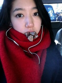 女優パク・シネが、干し柿をくわえた超ドアップ写真で新年(旧正月)の挨拶を伝えた。写真=パク・シネのツイッター 女優パク・シネが、干し柿をくわえた超ドアップ写真で新年(旧正月)の挨拶を伝えた。写真=パク・シネのツイッター