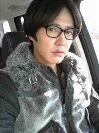 俳優ユン・サンヒョンが車の中で撮った写真を公開して近況を伝えた。