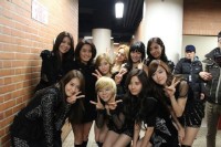 元アナウンサーのソン・ミナが、少女時代とのグループ写真で少女時代に引けを取らない美貌を披露した。写真=ソン・ミナのツイッターより 元アナウンサーのソン・ミナが、少女時代とのグループ写真で少女時代に引けを取らない美貌を披露した。写真=ソン・ミナのツイッターより