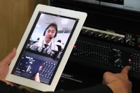 ハイビジョンでのビデオ会議システムをクラウド型で提供する「ホワイトクラウド　ビデオカンファレンス」をiPadで利用する際のイメージ。