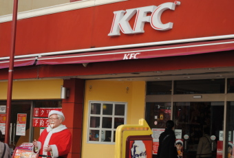 日本ケンタッキー・フライド・チキン<9873>(東2)が浮上態勢を強めてきた。2月9日に今2012年3月期の第3四半期累計決算を発表したが、それを契機に上昇ピッチが速まってきている。 日本ケンタッキー・フライド・チキン<9873>(東2)が浮上態勢を強めてきた。2月9日に今2012年3月期の第3四半期累計決算を発表したが、それを契機に上昇ピッチが速まってきている。