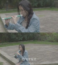 歌手IUが、短編音楽映画『二十歳の春』の公開を控え、予告ムービークリップを公開した。 歌手IUが、短編音楽映画『二十歳の春』の公開を控え、予告ムービークリップを公開した。