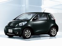 iQ 130G MT(ブラックマイカ)<オプション装着車>(画像:トヨタ自動車) iQ 130G MT(ブラックマイカ)<オプション装着車>(画像:トヨタ自動車)
