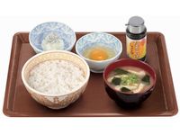 たまごかけごはん朝食(並)200円(写真:ゼンショーホールディングス) たまごかけごはん朝食(並)200円(写真:ゼンショーホールディングス)