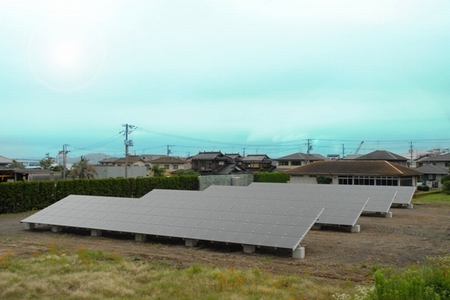 「小規模発電所パック」の設置事例(写真:ソーラーフロンティア) 「小規模発電所パック」の設置事例(写真:ソーラーフロンティア)