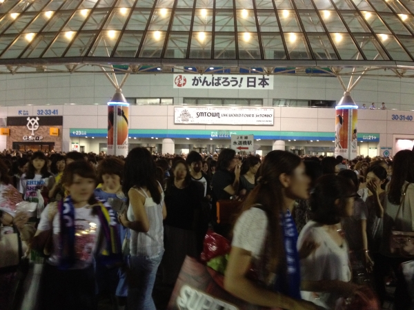 東方神起、SUPER JUNIOR、少女時代など、SMエンターテインメント所属の人気アーティストらが一挙に出演する「SMTOWN LIVE WORLD TOUR III in TOKYO！」の第2日公演が5日に開催され、多数のファンが会場に詰めかけた（2012年8月5日、東京ドーム）