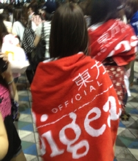 東方神起、SUPER JUNIOR、少女時代など、SMエンターテインメント所属の人気アーティストらが一挙に出演する「SMTOWN LIVE WORLD TOUR III in TOKYO！」の第2日公演が5日に開催され、多数のファンが会場に詰めかけた（2012年8月5日、東京ドーム）