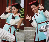 パク・ミニョンは、『Dr.JIN』の最終撮影が行われた先月30日、照りつける日差しの中苦労しているスタッフらのために、日焼け止めクリームをプレゼントした。また、100人分の食事も準備し日頃の感謝の気持ちを伝えた。 パク・ミニョンは、『Dr.JIN』の最終撮影が行われた先月30日、照りつける日差しの中苦労しているスタッフらのために、日焼け止めクリームをプレゼントした。また、100人分の食事も準備し日頃の感謝の気持ちを伝えた。