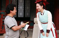 パク・ミニョンは、『Dr.JIN』の最終撮影が行われた先月30日、照りつける日差しの中苦労しているスタッフらのために、日焼け止めクリームをプレゼントした。また、100人分の食事も準備し日頃の感謝の気持ちを伝えた。 パク・ミニョンは、『Dr.JIN』の最終撮影が行われた先月30日、照りつける日差しの中苦労しているスタッフらのために、日焼け止めクリームをプレゼントした。また、100人分の食事も準備し日頃の感謝の気持ちを伝えた。