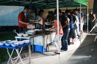 パク・ミニョンは、『Dr.JIN』の最終撮影が行われた先月30日、照りつける日差しの中苦労しているスタッフらのために、日焼け止めクリームをプレゼントした。また、100人分の食事も準備し日頃の感謝の気持ちを伝えた。 パク・ミニョンは、『Dr.JIN』の最終撮影が行われた先月30日、照りつける日差しの中苦労しているスタッフらのために、日焼け止めクリームをプレゼントした。また、100人分の食事も準備し日頃の感謝の気持ちを伝えた。