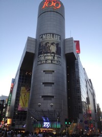 ファッションビル「渋谷109」にCNBLUEが明日29日のリリースを控えたメジャー1stアルバム「CODE NAME BLUE」の巨大ビジュアルボードが掲示されている。（2012年8月24日、東京都渋谷区）