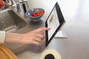 「Xperia Tablet S」利用イメージ(画像:ソニー) 「Xperia Tablet S」利用イメージ(画像:ソニー)