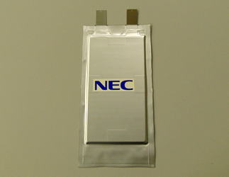 試作した高電圧リチウムイオン二次電池（写真：NEC）